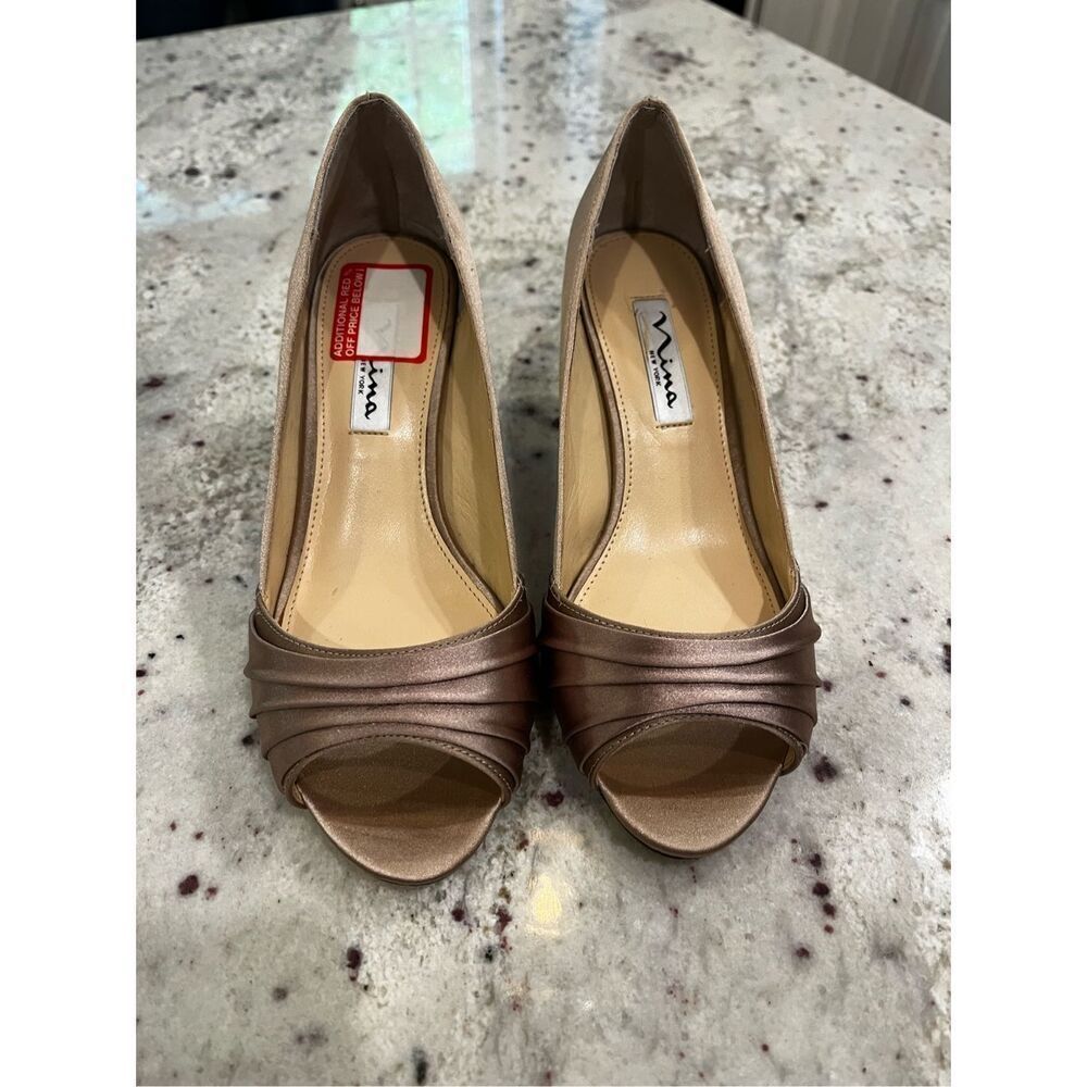 Nina Tan Champagne Satin Peep Toe Kitten Heel Pumps sz 6.5W New No Box